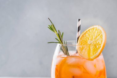 Hafif klasik Italyan Aperol Spritz kokteyl.