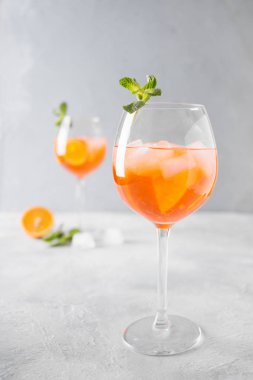 Hafif klasik Italyan Aperol Spritz kokteyl.