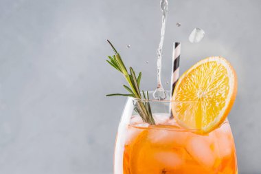Hafif klasik Italyan Aperol Spritz kokteyl.