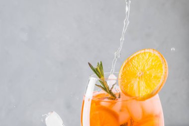 Hafif klasik Italyan Aperol Spritz kokteyl.