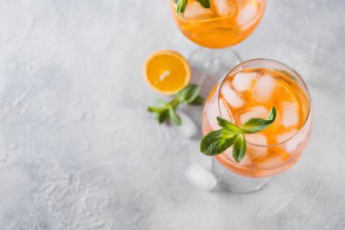 Işık üzerinde klasik Italyan Aperol Spritz kokteyl. Yakın çekim.