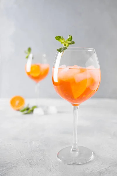 Klassisk italiensk Aperol Spritz cocktail på ljus. — Stockfoto