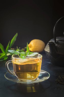 Bir fincan çay, Melissa ve kara çaydanlık. Çin çayı konsepti.