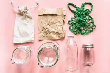 Sıfır atık depolama ve alışveriş için kavanoz ve kağıt çanta seti. Plastik yok.