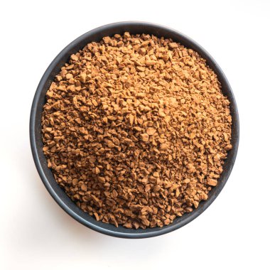 Beyaz kasede toz halinde çözünür kahve. Yukarıdan görüntüle.