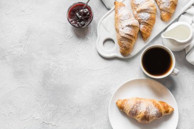 Sade kahve ve kruvasan ile konsept fransız kahvaltısı. Üst te. Metin için alan kopyalama.