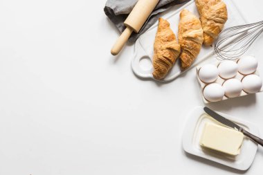 Pişirme hamuru için malzemelerle konsept tarifi klasik kruvasan. Pişirme ve gıda aksesuarları.
