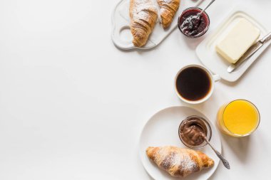 Sade kahve ve kruvasan ile konsept fransız kahvaltısı. Üst te. Metin için alan kopyalama.