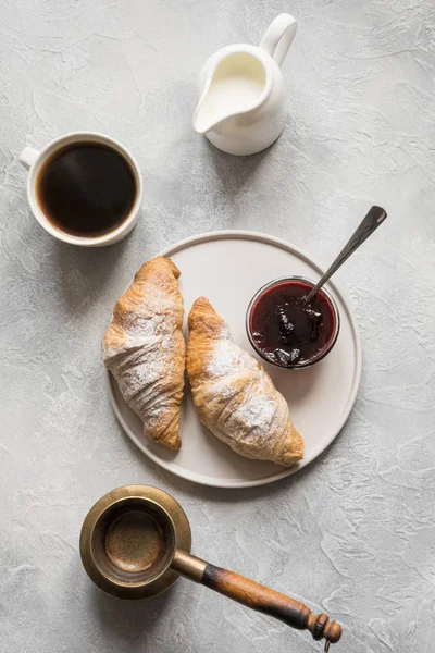 Cup of coffee and freshly baked croissants. Top view. Flat lay. Concept french breakfast. — Stock Photo, Image
