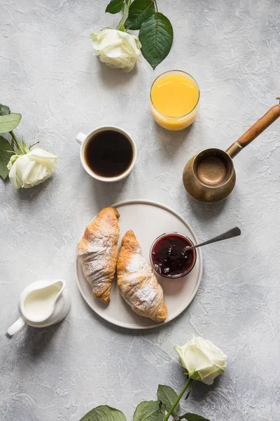 Cup of coffee, freshly baked croissants. Top view. Flat lay. Concept french breakfast. — Stock Photo, Image