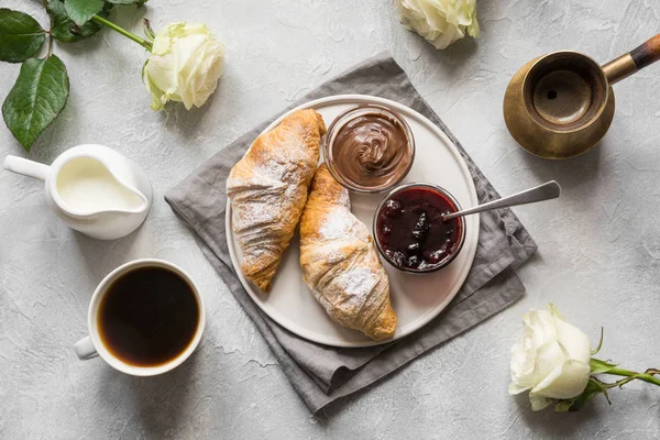 Cup of coffee, freshly baked croissants. Top view. Flat lay. Concept french breakfast. — Stock Photo, Image