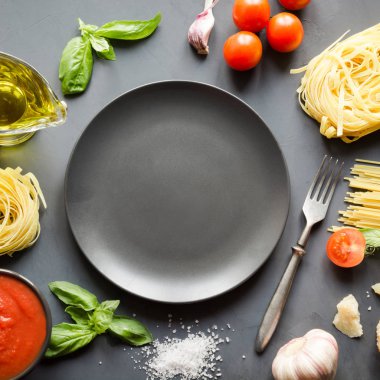 Çiğ makarna, spagetti, domates, fesleğen, İtalyan yemekleri pişirmek için parmesan. Metin için alan.