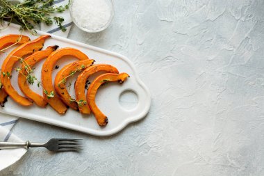 Kavrulmuş, kekik ve tuz ile pişmiş kabak. Sağlıklı vegan gıda.