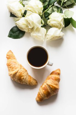 Bir fincan kahve ve taze pişmiş kruvasan. Üst te. Kopyalama alanı.