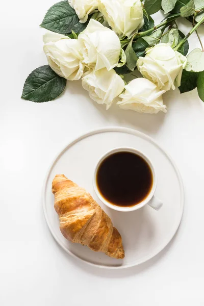 Cup of coffee and freshly baked croissants. Top view. Copy space. — Stock Photo, Image