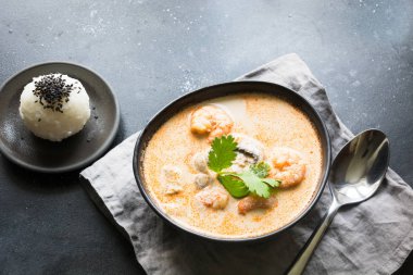 Karides, deniz ürünleri, hindistan cevizi sütü, biber ve pirinç ile Tom yam kung baharatlı tay çorbası.