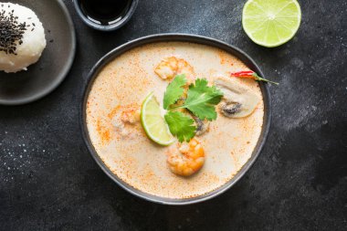 Karides, deniz ürünleri, hindistan cevizi sütü, biber ve pirinç ile Tom yam kung baharatlı tay çorbası.