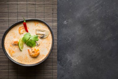 Karides, deniz ürünleri, hindistan cevizi sütü ve biber ile Tom yam kung baharatlı tay çorbası. Kopyalama alanı