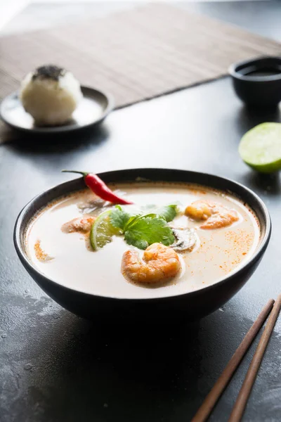 Tom yam kung pikante thailändische Suppe mit Garnelen, Meeresfrüchten, Kokosmilch und Chilipfeffer. Kopierraum — Stockfoto