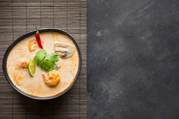 Tom yam kung pikante thailändische Suppe mit Garnelen, Meeresfrüchten, Kokosmilch und Chilipfeffer. Kopierraum — Stockfoto