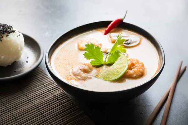 Tom ñame kung thai sopa con camarones, mariscos, leche de coco, chile y arroz . —  Fotos de Stock