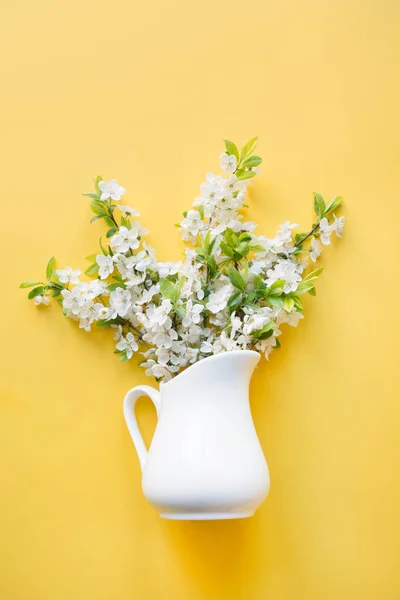 Buquê flores brancas florescendo árvore de frutas cereja em vaso em amarelo. Vista superior . — Fotografia de Stock