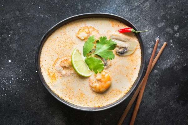 Tom yam kung pikante thailändische Suppe mit Garnelen, Meeresfrüchten, Kokosmilch, Chili und Reis. — Stockfoto