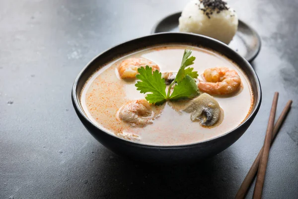 Tom Yam Kung Thai Suppe mit Garnelen, Meeresfrüchten, Kokosmilch, Chili und Reis. — Stockfoto