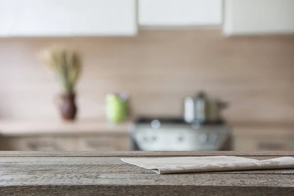 Fundo desfocado. Cozinha moderna com mesa de madeira e espaço para você. — Fotografia de Stock