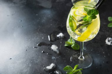 Mojito kokteyl veya limonata limonata ile limonata kireç ve siyah cam nane ile. Yaz içkisi.