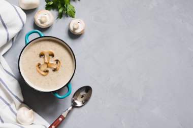 Gri beton masada lezzetli mantar champignon çorbası. Yatay maket, yukarıdan görünüm. Metin için alan.