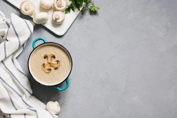 Köstliche Champignon-Suppe auf grauem Betontisch. horizontale Attrappe, Blick von oben. Raum für Text. — Stockfoto