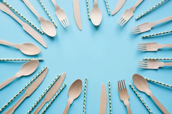Disposable tableware from natural wooden materials, spoon, knife, and fork, eco-friendly. Space for text. — Stock Photo, Image
