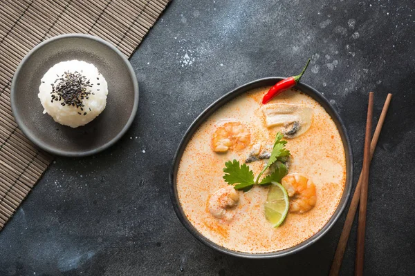 Tom yam kung pikante thailändische Suppe mit Garnelen, Meeresfrüchten, Kokosmilch, Chili und Reis. — Stockfoto