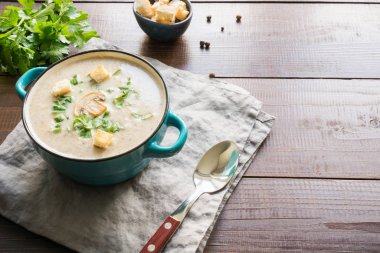Koyu ahşap tahta üzerinde mantar champignon krem çorbası. Metin için alan.