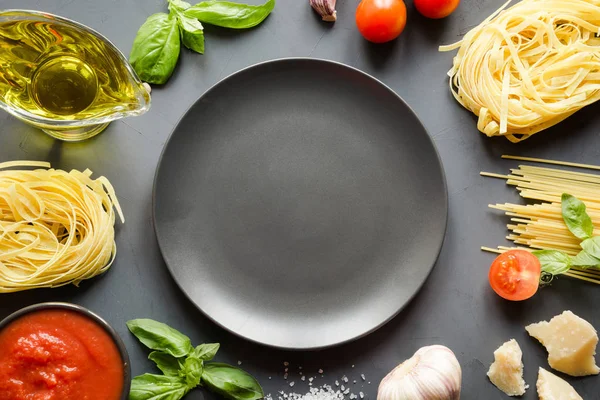 Nyers tészta, spagetti, paradicsom, bazsalikom, parmezán a mediterrán ételek főzéshez. Szóköz a szöveghez. — Stock Fotó