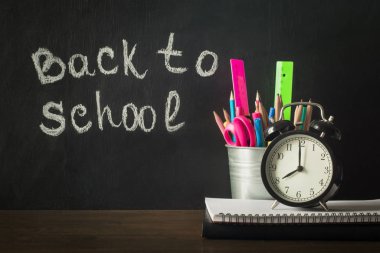 Okula dönüş. Okul malzemeleri, defterini ve kalem. Kara tahta üzerinde kopya alanı.