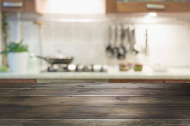 Bulanık arka plan. Modern mutfak masa ve yer için ürün görüntüleme.