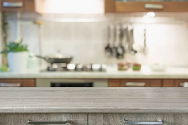 Fundo abstrato desfocado. Cozinha moderna com mesa e espaço para exibir seus produtos . — Fotografia de Stock