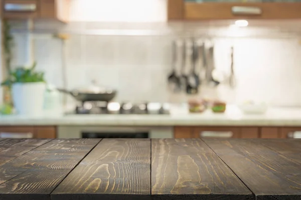 Fundo abstrato desfocado. Cozinha moderna com mesa e espaço para exibir seus produtos . — Fotografia de Stock