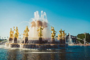 Moskova, Rusya - 18 Mayıs 2019: Rusya'nın ünlü parkında ulus dostluk çeşmesi.