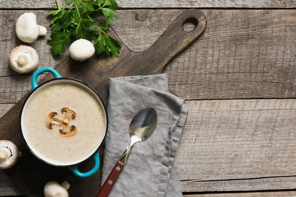 Köstliche Champignon-Suppe auf Holzbrett. Blick von oben. Raum für Text. — Stockfoto