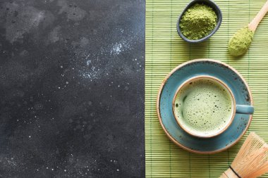 Siyah masa üzerinde Tören organik yeşil matcha çay. Üst te. Metin için alan.