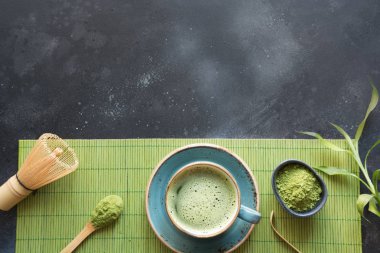 Siyah masa üzerinde Tören organik yeşil matcha çay. Üst te. Metin için alan.