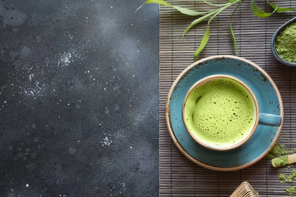 静静的生活与日本火柴绿茶在黑桌上。顶部视图。文本空间. — 图库照片