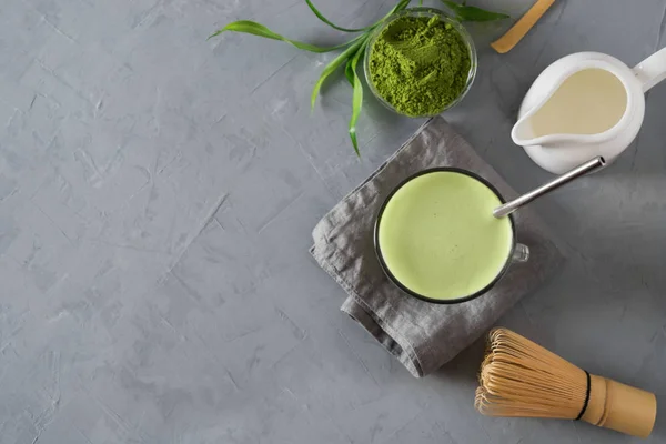 Zöld Matcha Tea Latte üveg szürke asztal. Felülnézet. Szóköz a szöveghez. — Stock Fotó