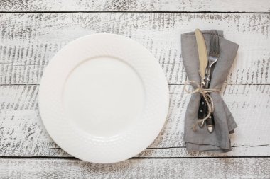 Beyaz ahşap masa üzerinde zarif masa yeri ayarı. Üstte görüntü.