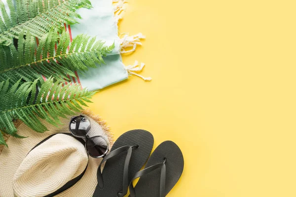 Chapéu de sol de palha de praia feminino, óculos de sol, chinelos em amarelo. Vista superior. Verão conceito de viagem . — Fotografia de Stock
