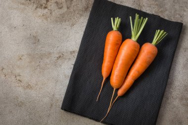 Rustik Vintage masada taze organik havuç.