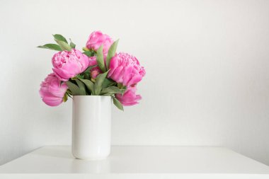 Beyaz vazo pembe şakayık. Metin için boşluk kopyalayın. Anneler günü.